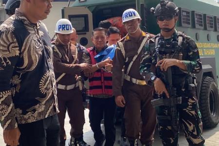 Tangan Diborgol dan Pakai Rompi Tahanan  Eks Jampidsus Febrie Tiba di Kejagung Siap Diperiksa