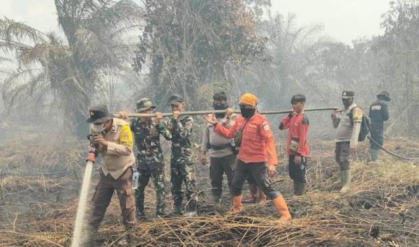 Muncul di 2 Lokasi, Polres Bengkalis Bersama TNI dan Manggala Agni Berjibaku Padamkan Karhutla