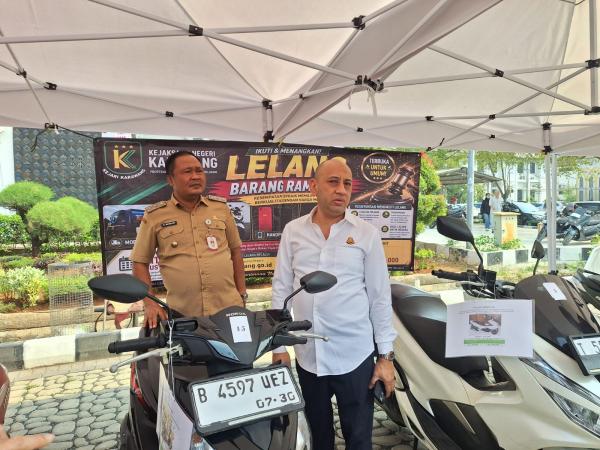 Ikut Lelang Kendaraan Kejari, Wabup Maslani Incar Bus untuk Warga dan Truk Tangki untuk Air Bersih