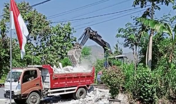 Dipicu Dugaan Orang Ketiga, Ruko Fotokopi di Ponorogo Dibongkar Pakai Alat Berat