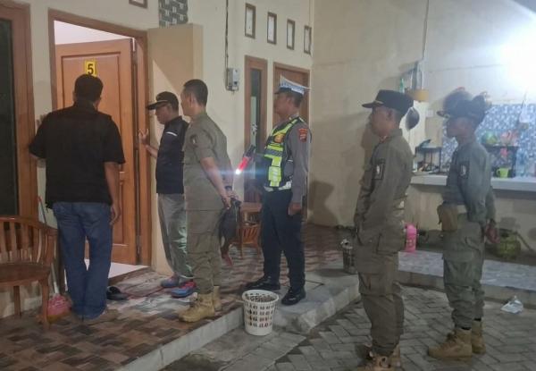 Patroli Malam Petugas Gabungan, Sasar Warung dan Kos di Jalan Pondok Pinang Bojonegoro