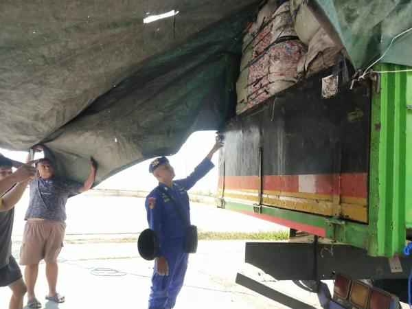 Cegah Kebakaran Kapal, Polres Situbondo Perketat Pemeriksaan Muatan Truk di Pelabuhan Jangkar