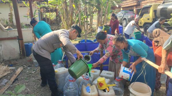 Warga Bojonegoro Mulai Kesulitan Air Saat Kemarau, Polisi Beri Bantuan 8.000 Liter Air Bersih