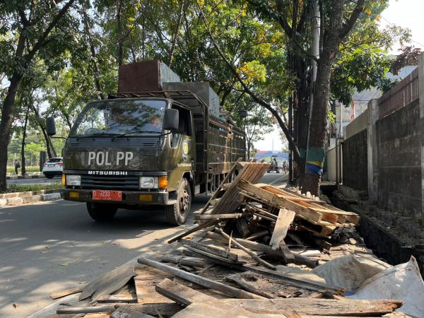 Kembalikan Fungsi Ruang Publik, Pemkot Bandung Tertibkan Bangunan Liar di Ibrahim Adjie