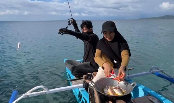 Nelayan Mamuju Jadi Konten Kreator, Uppie Usrua Rekam Aktivitas Melaut hingga Masak di Perahu