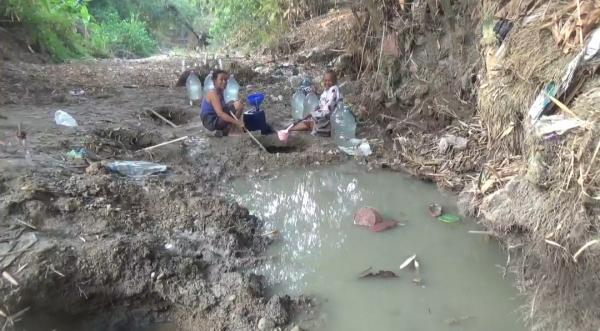 3 Bulan Krisis Air Bersih, Warga Grobogan Gali Dasar Sungai hingga Gunakan Air Bau Bacin