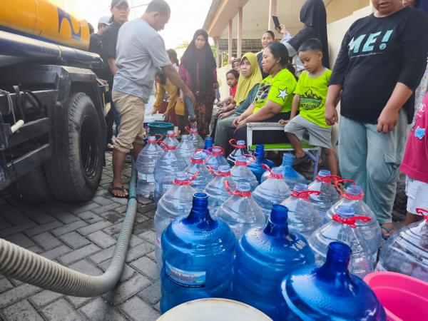 Pasokan Air Bersih Macet, Warga Indramayu Gunakan Air Galon