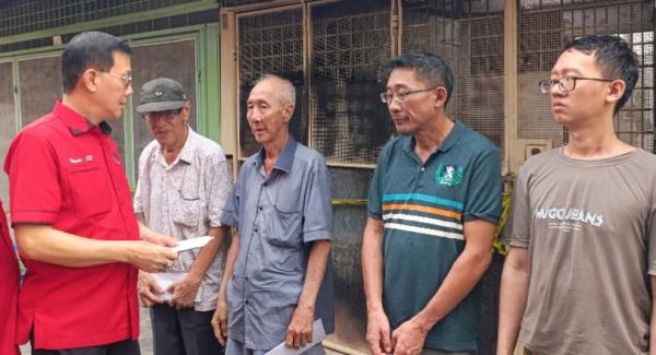 Wujud Solidaritas Kemanusiaan, PDI Perjuangan Medan Sambangi dan Bantu Korban Kebakaran Pandau Hulu