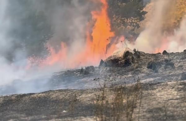 Kebakaran Gunung Bromo Tutup Akses Wisata, Ribuan Tiket Dikembalikan