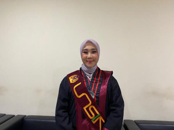 Kisah Firda Zahrah: Ukir Prestasi IPK 3,99 dan 10 Karya Buku Demi Senyum Orang Tua Pekerja Serabutan