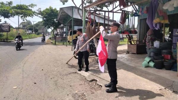 Jelang HUT RI ke-81, Sinergi TNI-Polri Bagikan Merah Putih di Kawasan Pertokoan Keude Geudong