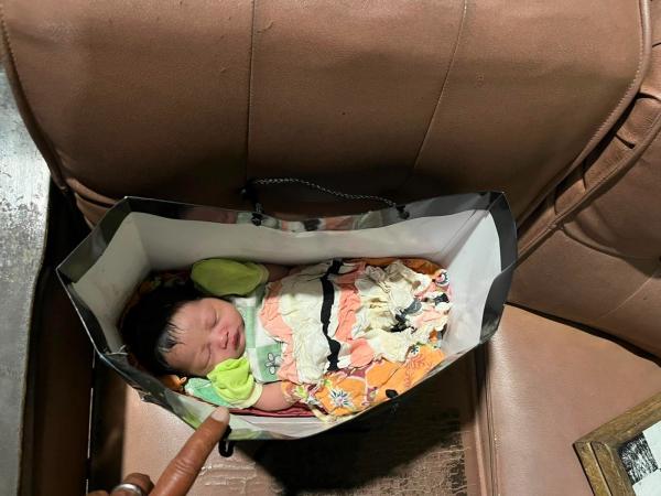 Bayi Perempuan Ditemukan di Depan Rumah Warga Karangampel Polisi Lakukan Penyelidikan