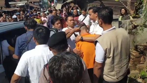 Detik-Detik Rekonstruksi Anak Angkat Bunuh Ayah di Nganjuk, Dari Rencana Hingga Penguburan Jasad