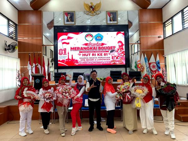 Bukan Sekadar Lomba, Ibu-Ibu Dharma Wanita SMKN di Lamongan Adu Kreasi Merangkai Bunga HUT RI