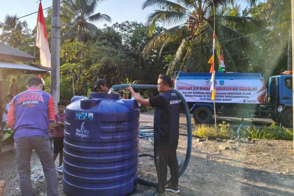 Kekeringan Sejak Mei, Kemensos Pasok Air Bersih untuk Warga hingga ke Titik Terjauh di Pangandaran