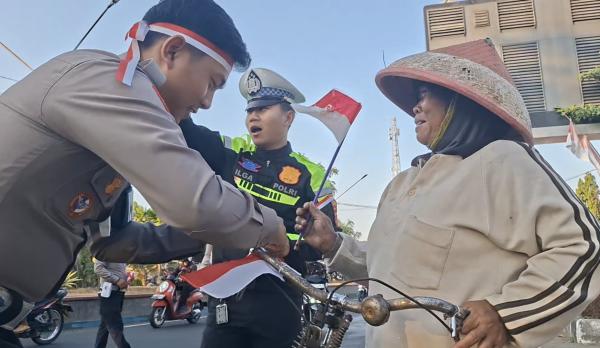 Satlantas Polres Pangandaran Bagikan Bendera Merah Putih, Bangkitkan Kembali Nasionalisme