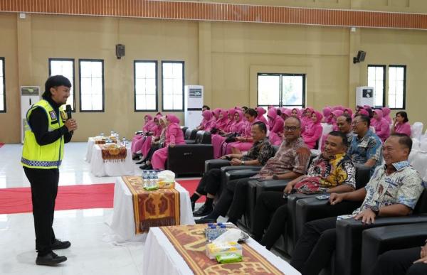 Senter Kecil Bikin Suasana HKGB ke-74 Polda Sulbar Pecah, Rival Senter Besar Jadi Bahan Guyonan