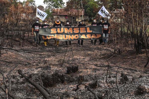 Aksi Bentangkan Spanduk di Lokasi Kebakaran Lahan