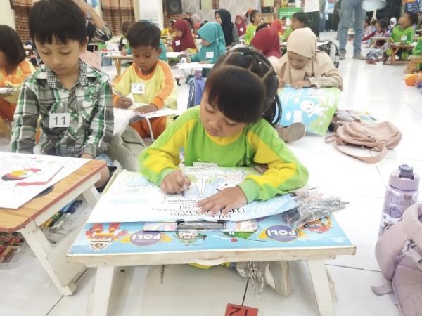Anak-Anak Berkreasi, Ibu-Ibu di Sampang Diajak Kenali Investasi Emas dan Keuntungannya