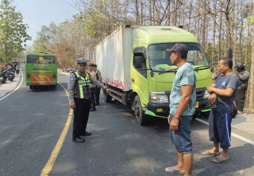 Kecelakaan Maut di Margomulyo Bojonegoro, Motor Terjatuh di Tikungan hingga Tertabrak Truk