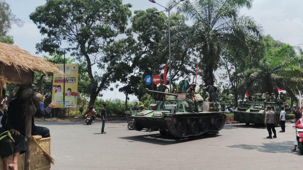 5.000 Warga Ikuti Karnaval HUT RI ke-81 di Tangerang, Bawa Replika Tank hingga Dinosaurus