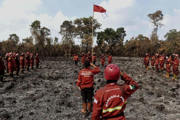 Upacara HUT Kemerdekaan RI di Lahan Terbakar