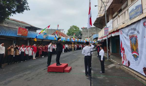 Warga Pancuran Salatiga Gelar Upacara di Pasar, Lawan Stigma Kampung Preman