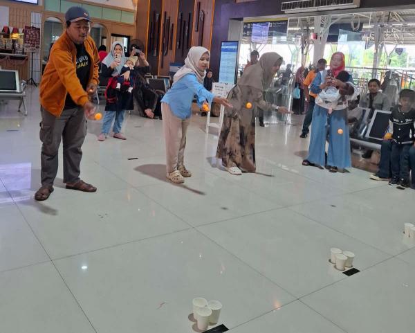 Pelanggan KA Dapat Kejutan Merdeka, Daop 5 Purwokerto Gelar Semarak HUT RI