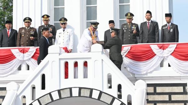 Penyerahan Duplikat Bendera Pusaka di Jam Gadang Warnai HUT ke-81 RI