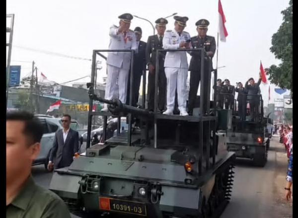 HUT ke-81 RI di Tangsel: Wali Kota dan Wakil Wali Kota Naik Tank, Disambut Meriah Warga