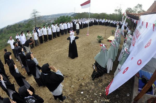 HUT Ke-81 RI, Ratusan Santri Lansia Pekikkan Semangat Kemerdekaan di Atas Perbukitan Kradenan