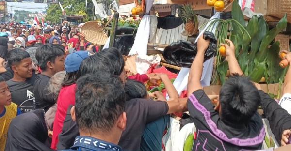 Berebut Buah hingga Sayuran, Warga Tumpah Ruah Serbu Mobil Hias Karnaval HUT RI di Purwakarta
