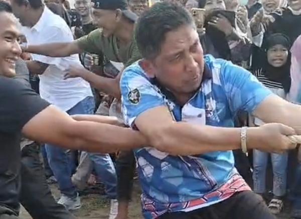 Viral ! Saat Tali Ditarik, Wajah Bupati Pidie Jaya Jadi Sorotan di Lomba Tarik Tambang HUT RI