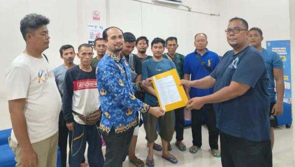 Kapal Pengangkut TKI Ilegal Tenggelam Dihantam Ombak,  9 Korban Selamat Diserahkan ke BP3MI Ri