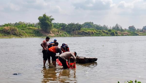 Mayat Perempuan Tanpa Identitas Ditemukan Mengambang di Sungai Bengawan Solo Bojonegoro