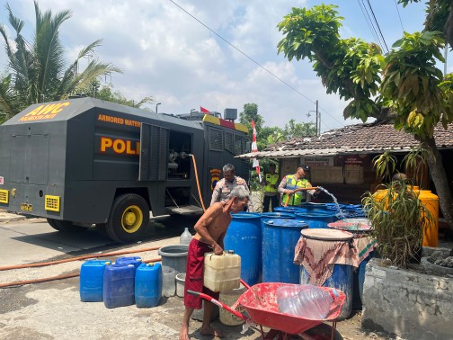 Gercep Atasi Kekeringan, Polresta Pati Gelontorkan 13 Ribu Liter Air Bersih untuk Warga Jakenan