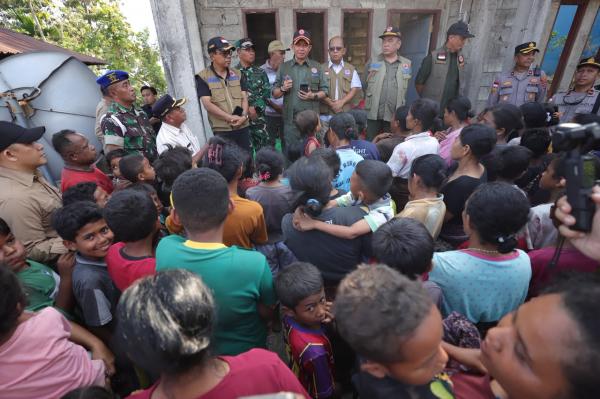 Tiba di Ende, Kepala BNPB Pastikan Semua Korban Gempa Mendapatkan Bantuan