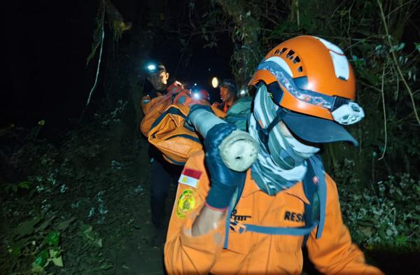 Libatkan 100 Personel, Ini Detik-Detik Evakuasi Jenazah Pendaki Terjatuh di Kawah Gunung Slamet