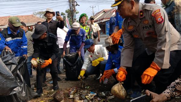 Momen Wamenko Pangan Pungut Sampah di Indramayu, Ada Pesan untuk Pemkab