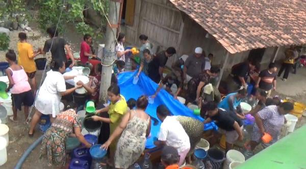 Krisis Air 3 Bulan, Ratusan Warga Ketro Grobogan Serbu Tangki Air dari Relawan Sragen