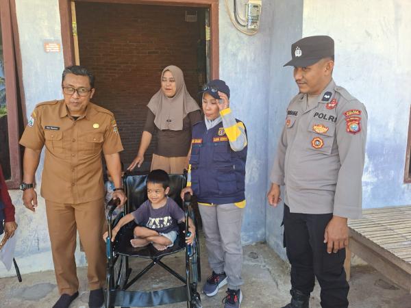 Kesulitan Bergerak, Iqbal Anugrah Bocah Disabilitas di Polman Dapat Bantuan Kursi Roda