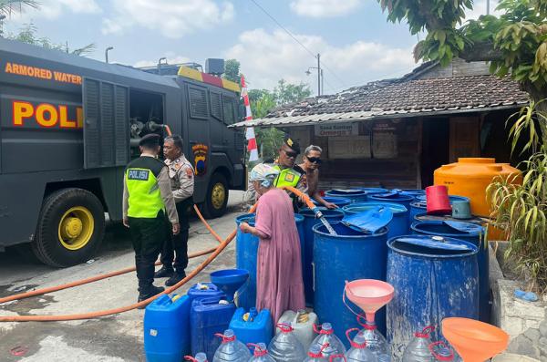 Kekeringan Landa Jakenan Pati, Polresta Salurkan 13.000 Liter Air Bersih untuk Warga Terdampak