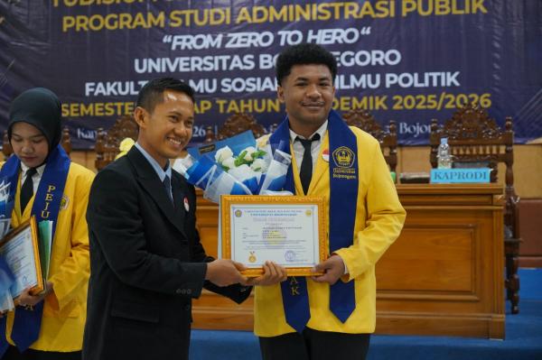 Dari Fakfak ke Bojonegoro, Mahasiswa Papua Barat Ini Raih Penghargaan di Yudisium FISIP Unigoro