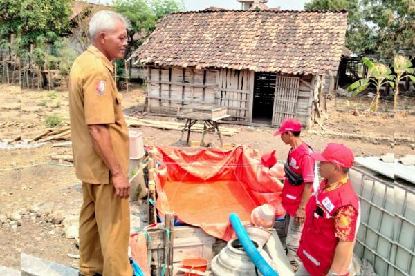 Warga Kesulitan Air Saat Kemarau, PMI Bojonegoro Droping 10.000 Liter di Desa Ngorogunung