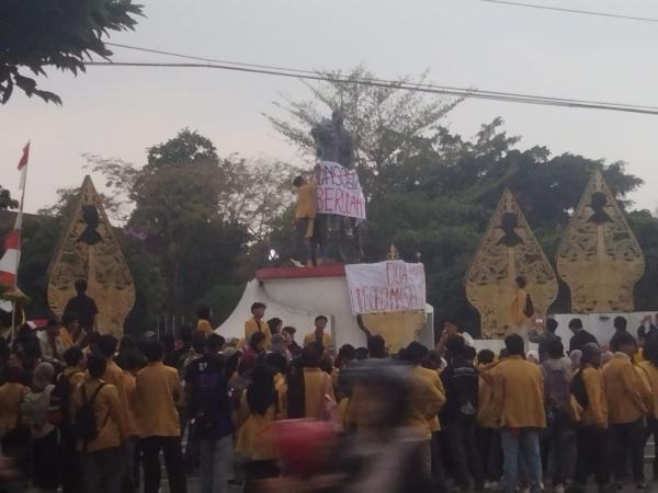 Rektor Terjaring OTT, Mahasiswa Unsoed Gelar Demo