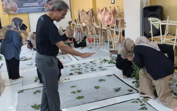 Siswa SMA Surabaya Ini Bikin Karya dari Daun, Hasilnya Bisa Jadi Baju hingga Tote Bag untuk Dijual