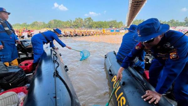 Green Policing di Arena Pacu Jalur, Ditpolairud Polda Riau Bersihkan Sampah di Tepian Narosa