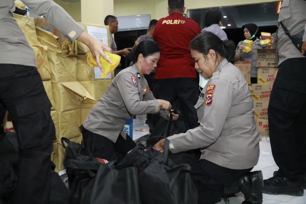Polri Salurkan Bantuan Sembako untuk Korban Gempa Flores, Polwan dan Brimob Turun Tangan