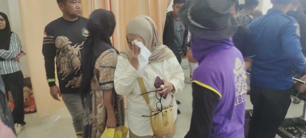 Lihat 8 Petugas Damkar Jadi Korban Kecelakaan, Wakil Bupati Polman Teteskan Air Mata
