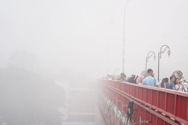 Potret Kabut Asap Bekap Warga di CFD Jembatan Ampera